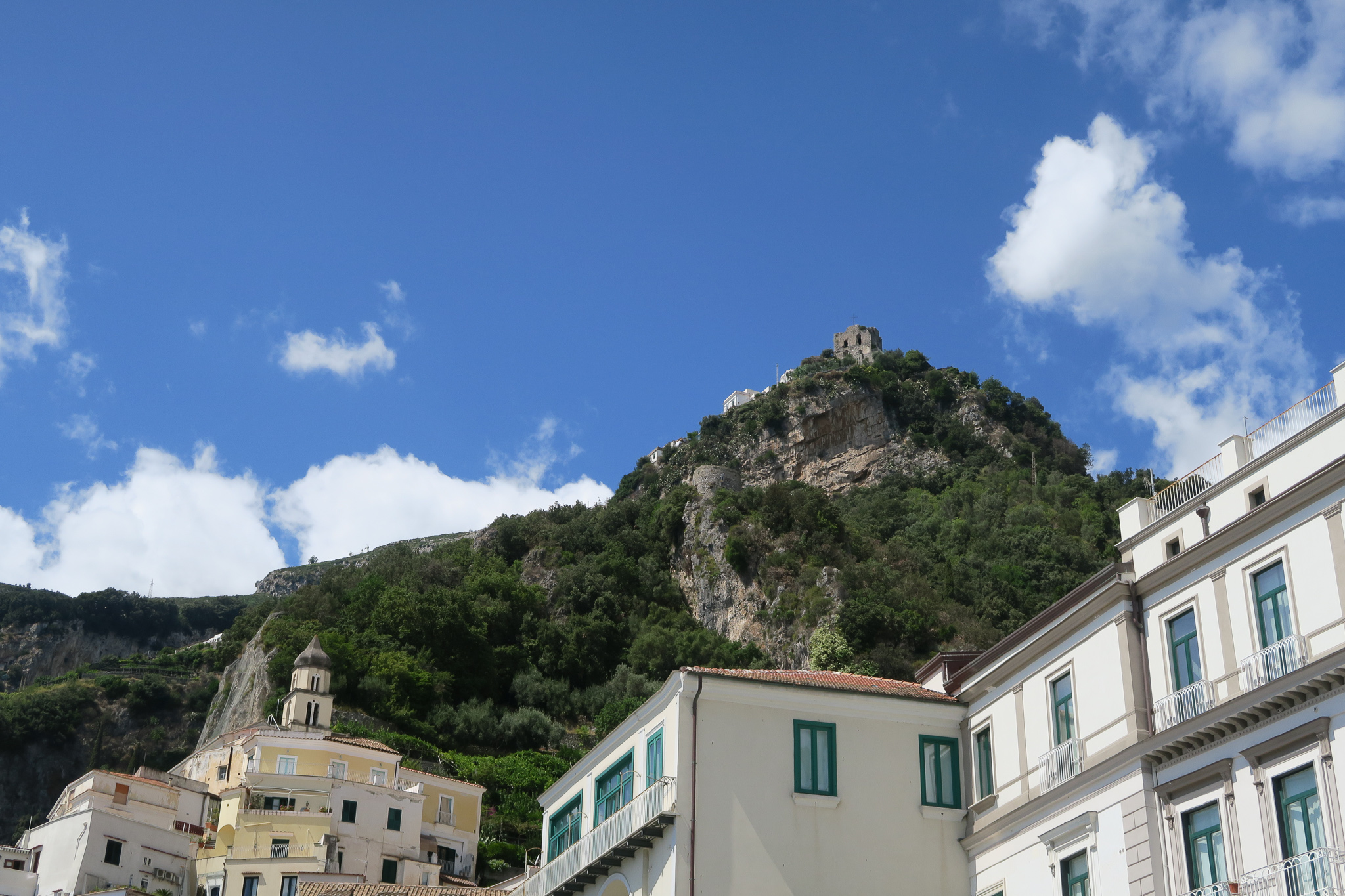 町の東側、崖の上の監視塔