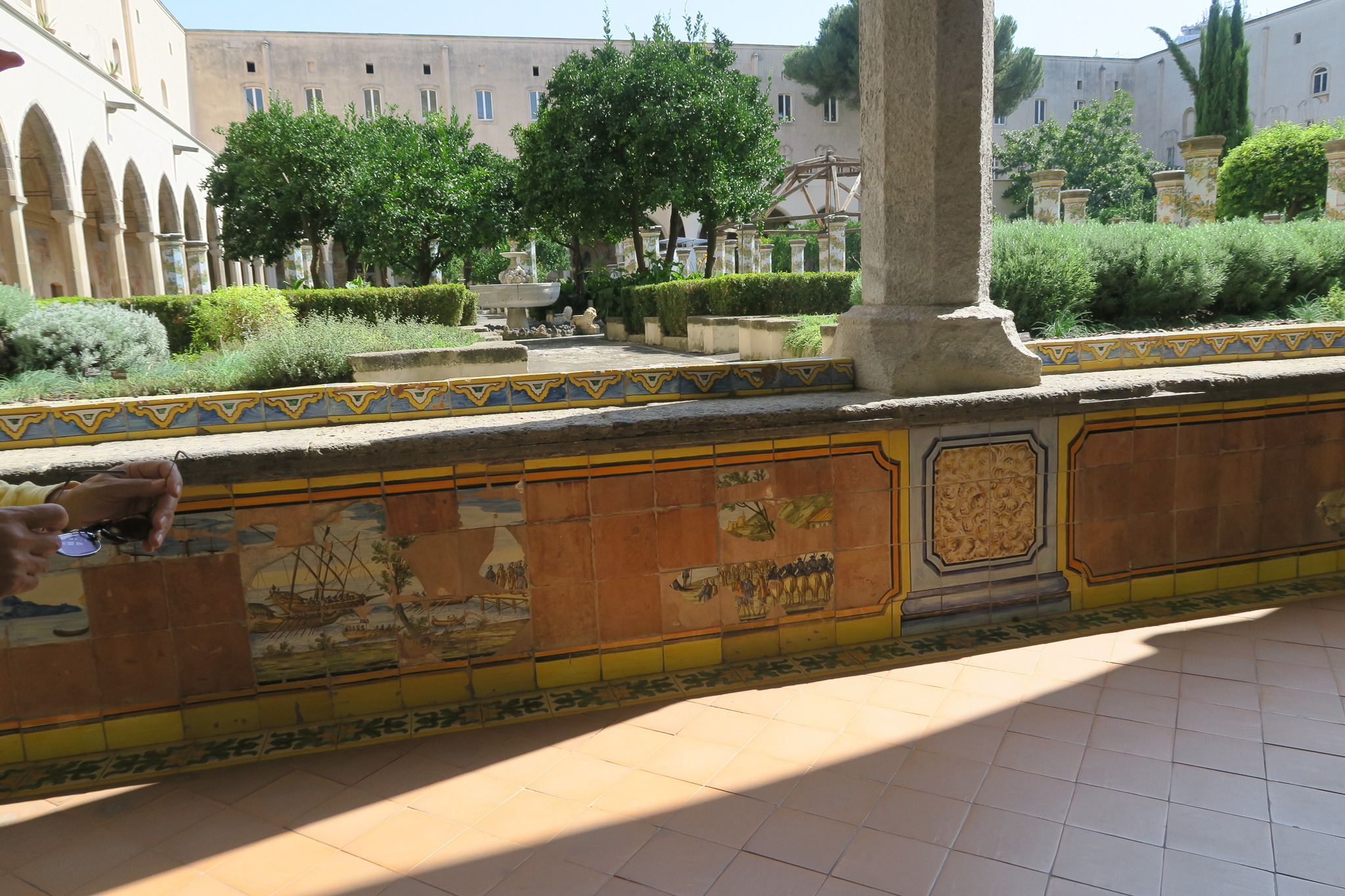 マヨルカのタイルで装飾されたサンタキアラの回廊
