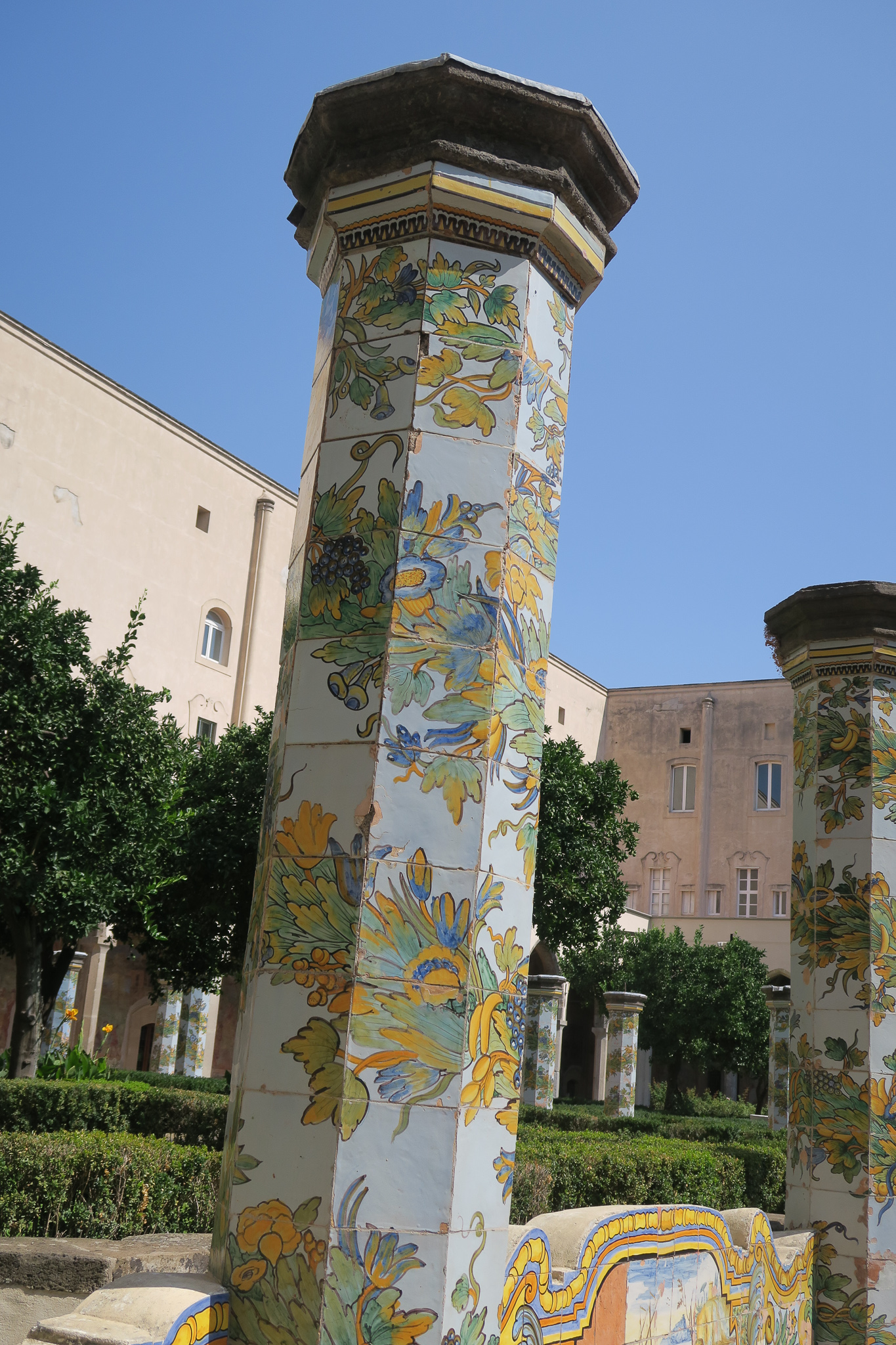 マヨルカのタイルで装飾されたサンタキアラの回廊