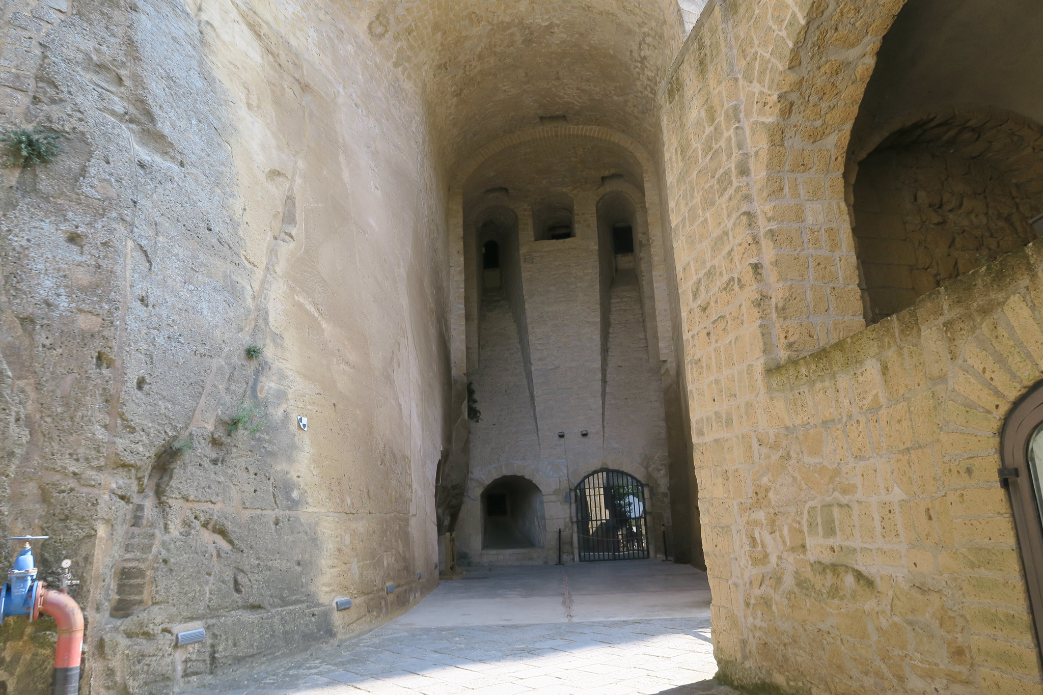 モンテサント城入口