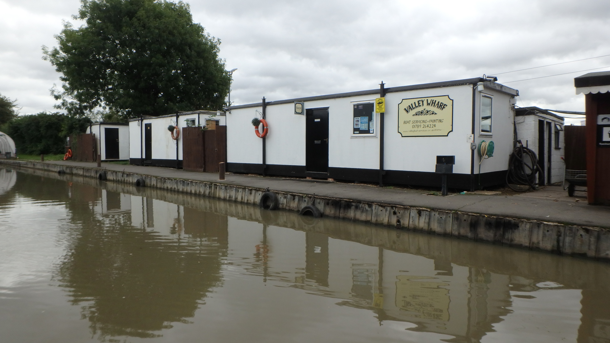 運河沿いの船のメンテナンスや塗装店。