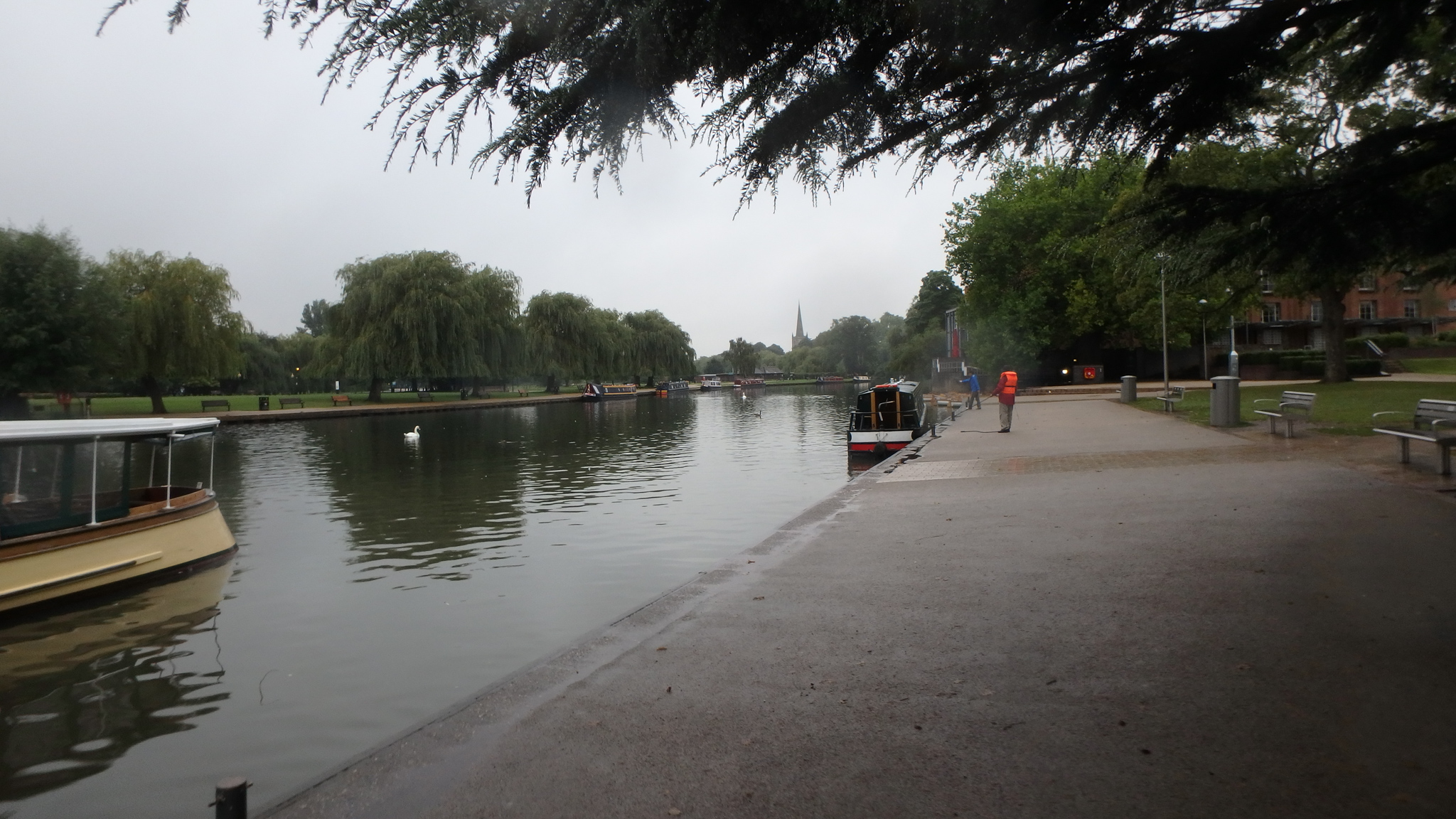 ボートはエイボン川に出る。広い水面と公園が印象的