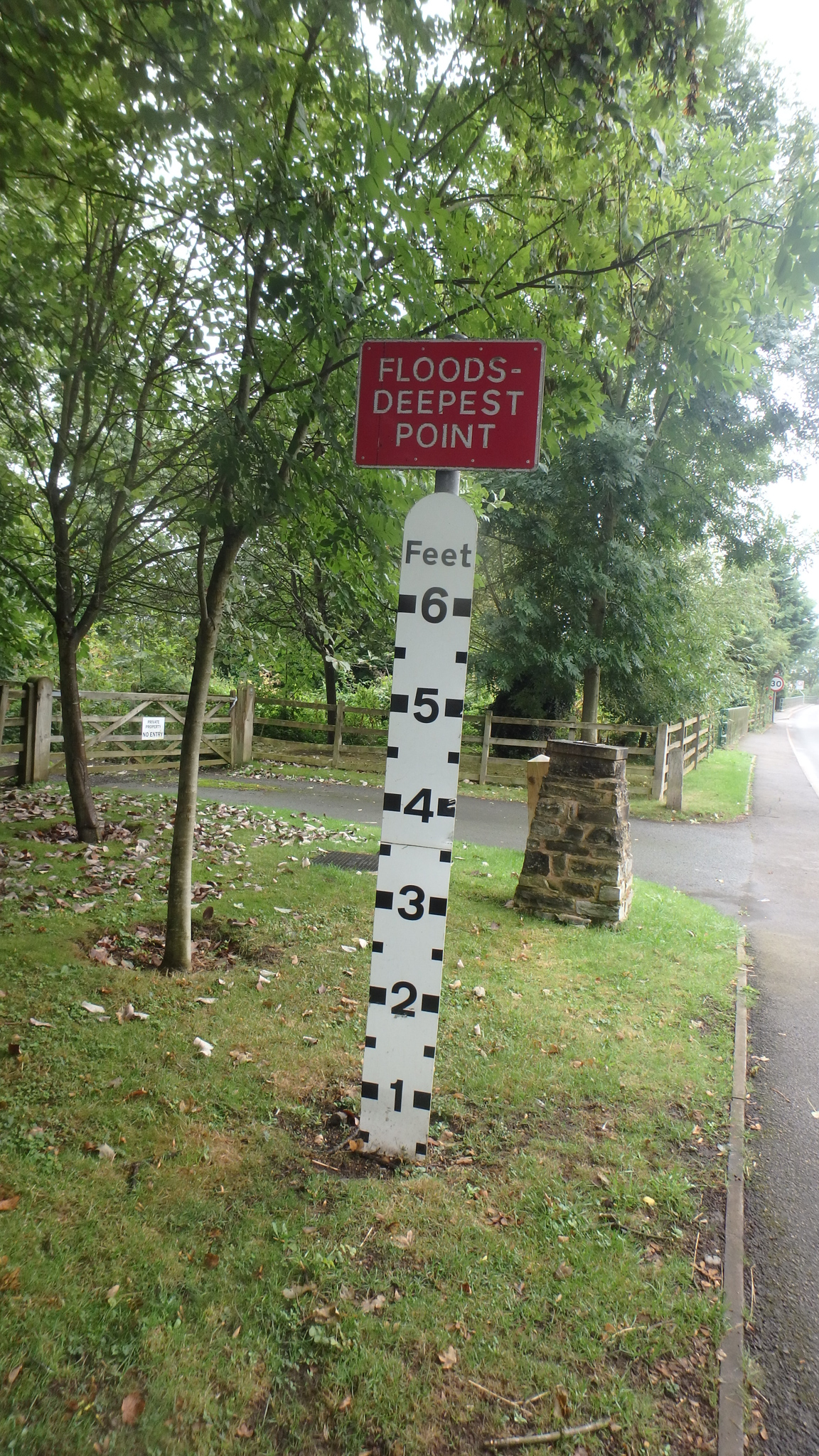 この辺りは低地で洪水最深箇所６フィートの標識があった。